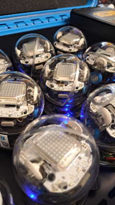 Nærbillede af Sphero-robotter i ladekassen